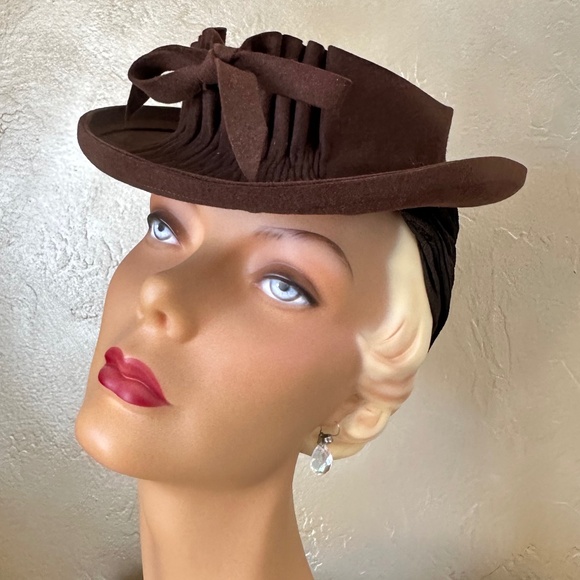 AMAZING 1930s\' BROWN OPEN CROWN TILT FEDORA WITH FABRIC GATHERED \